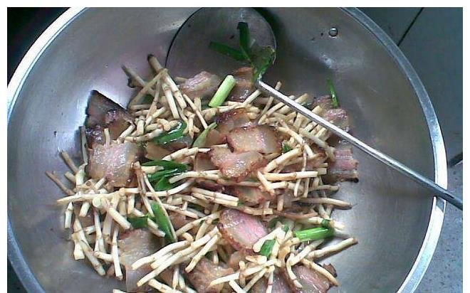 天然祛湿草，丢进锅里和腊肉炒，健胃消食6