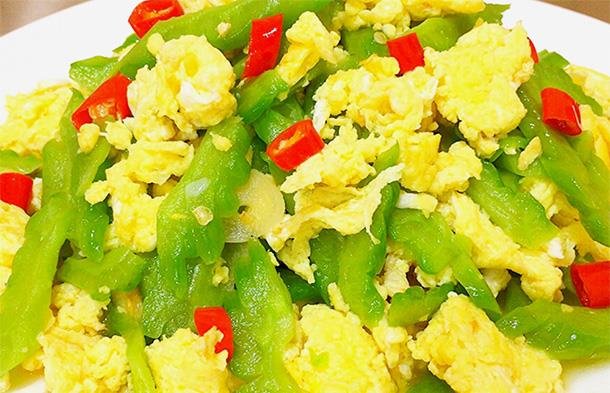 入冬干燥，吃【鸡蛋炒苦瓜】，健脑益智，健脾明目1