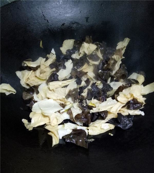 隔三差五吃1次【茭白木耳炒豆腐皮】，补钙补血，身体健康没烦恼10