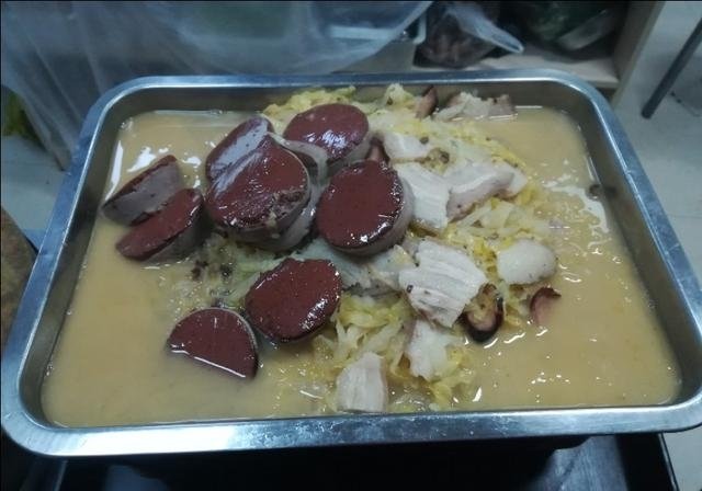 东北特色菜《杀猪菜》营养价值高，滋阴补肾，补虚损，补血健脾胃1