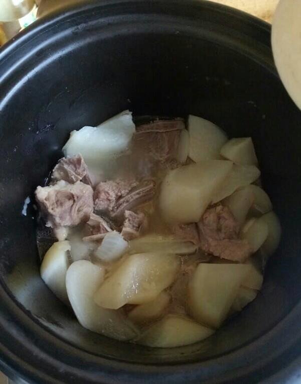 经常手脚冰凉？隔三差五喝【骨头萝卜汤】，益气补血，女人孩子要常喝1