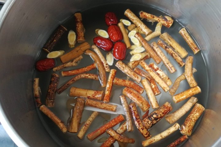 乌鸡煲汤加了它，汤鲜味更香，健脾补肺，常喝气色好！4