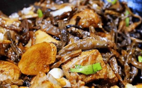 排骨别再煲汤喝，试着这样做，骨汤浓郁香味重，还补气补虚补血！3