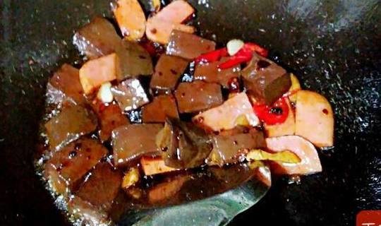 这菜，不仅能排出体内毒素，还补血，真好！7