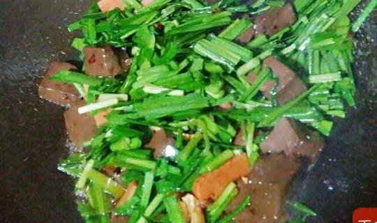 这菜，不仅能排出体内毒素，还补血，真好！8