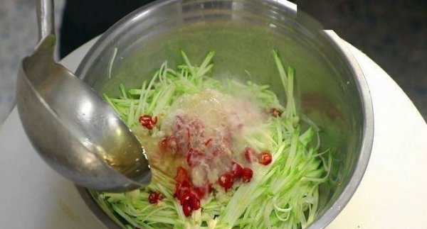 凉拌西葫芦怎么做-凉拌西葫芦的家常做法6