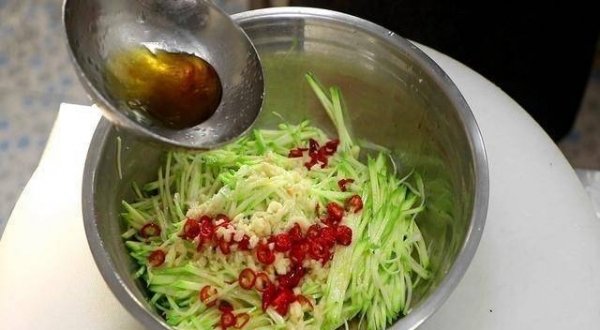 凉拌西葫芦怎么做-凉拌西葫芦的家常做法7