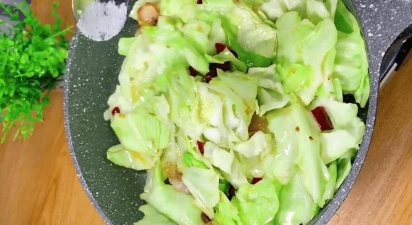 手撕包菜怎么做-手撕包菜的做法3