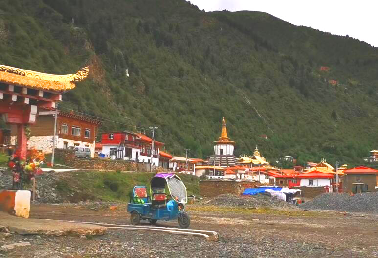 四川甘孜年龙寺景点介绍1