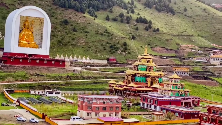 四川甘孜协庆寺景点介绍1
