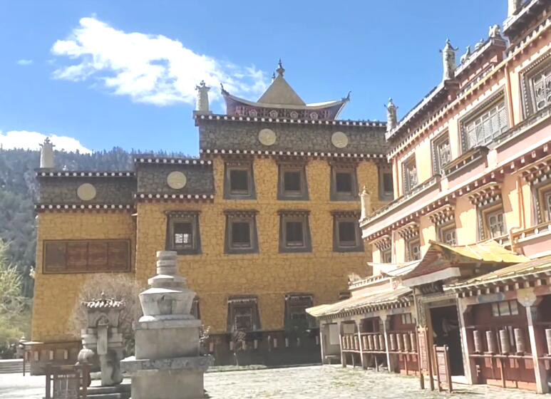 云南迪庆景点霞给村香格里拉印经院景点介绍1