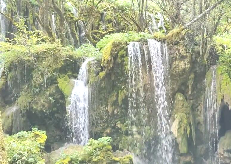 云南迪庆景点香格里拉七彩瀑布景点介绍1