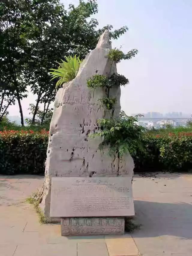 江苏无锡龙背山瀑布广场景点介绍1