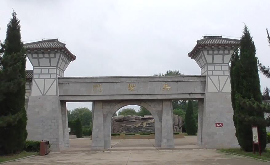 山东菏泽孙膑旅游城兵圣门景点介绍1