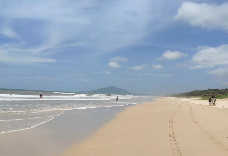 海南旅游月亮湾海滩景点介绍1