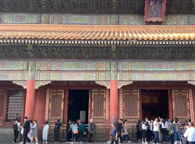 北京旅游景点:故宫乾清宫1