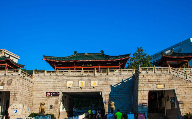 长沙岳麓山开放时间,晚上可以上去吗?1