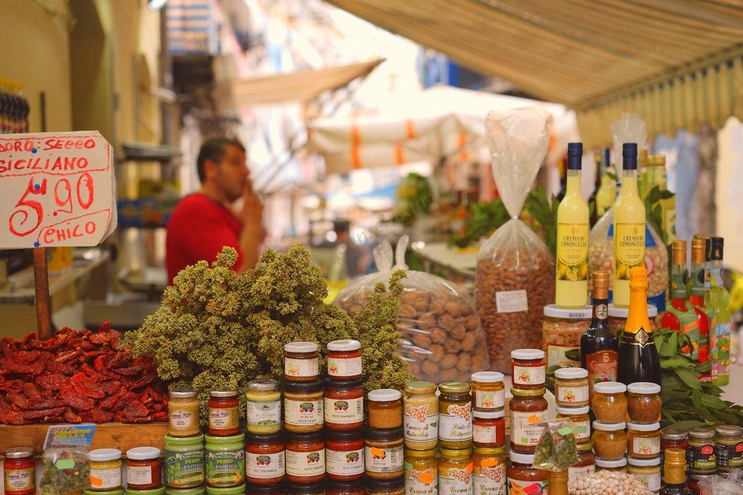 在西西里岛旅行时,也一起来感受一下购物的狂欢吧!4