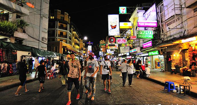 曼谷都有哪些有趣的夜市可以一逛1
