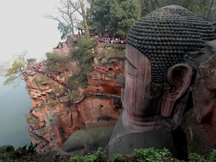 四川的峨眉山和乐山哪个更值得去游玩？2