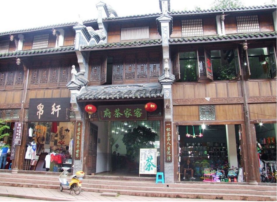 成都著名古镇的特色小吃都有哪些？1