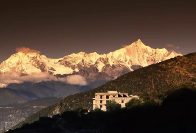 于松赞酒店打卡朝暮晨光，体验最美滇藏10