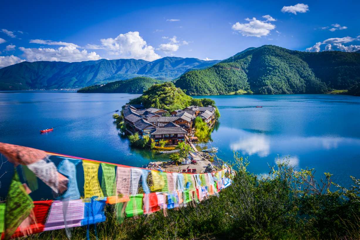 国庆想去泸沽湖游玩，该如何前往呢？5