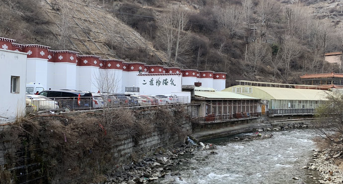 康定二道桥温泉是游客泡汤的首选之地3