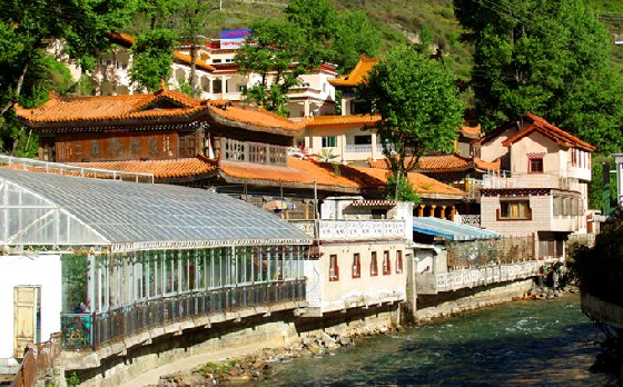 康定二道桥温泉是游客泡汤的首选之地4