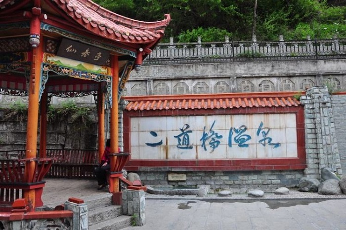 康定二道桥温泉是游客泡汤的首选之地5