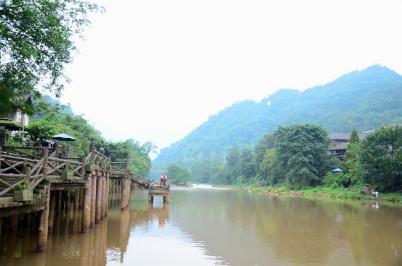 国庆节去峨眉山旅游好不好?那里人多不多?1