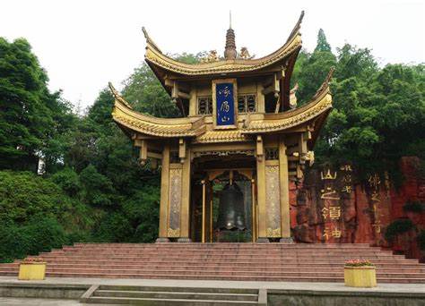 国庆节去峨眉山旅游好不好?那里人多不多?2