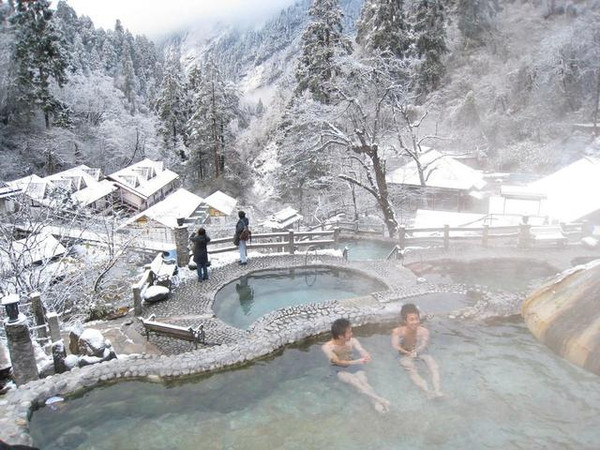 冬天泡温泉穿着级步骤有哪些需要注意的?1