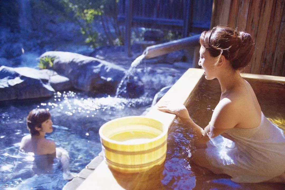 冬天泡温泉应该穿什么?需要穿泳衣吗?6