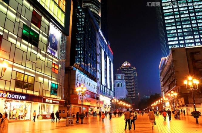 重庆因山城特色被人钟爱，因火锅美食被人垂涎2