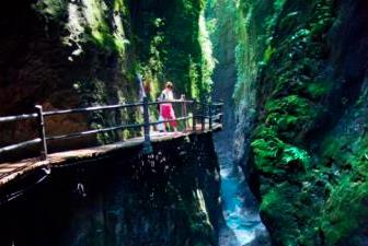 重庆因山城特色被人钟爱，因火锅美食被人垂涎5