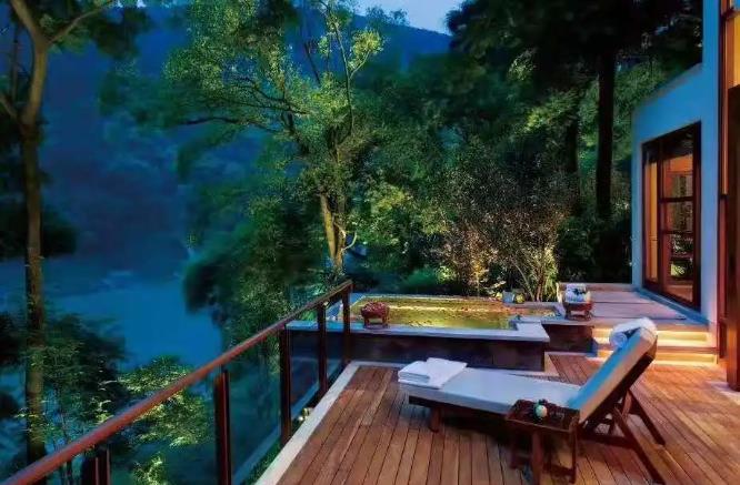 重庆因山城特色被人钟爱，因火锅美食被人垂涎10