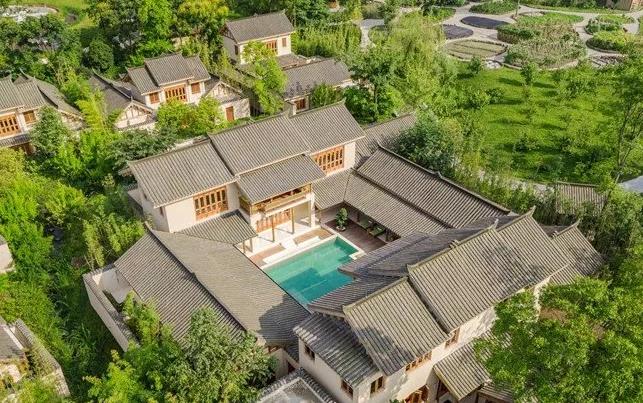 春回大地，去青城山与大熊猫一起来个踏春之旅吧！4