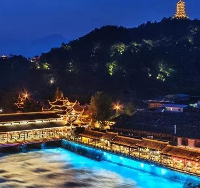 春回大地，去青城山与大熊猫一起来个踏春之旅吧！9