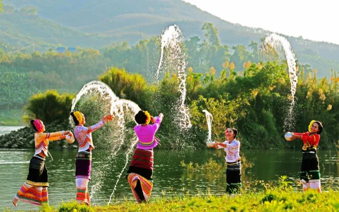 相约四月，在西双版纳来一场泼水节狂欢之旅吧！2