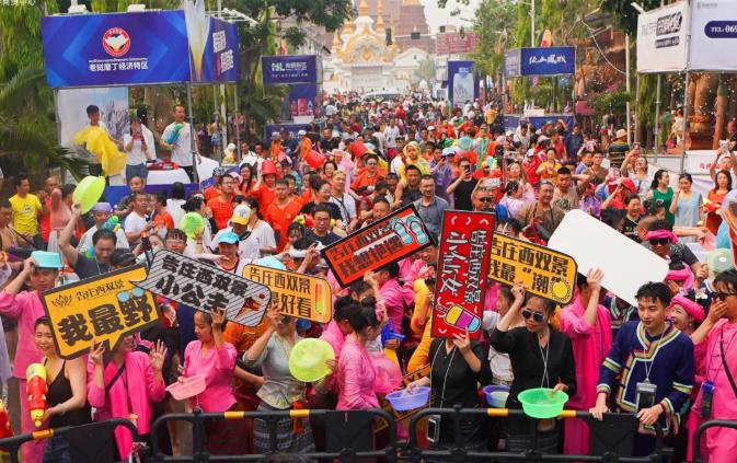 相约四月，在西双版纳来一场泼水节狂欢之旅吧！4