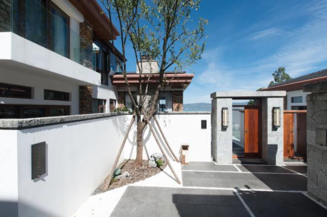 藏在大理的宝藏酒店,在透明泳池中看苍山洱海10