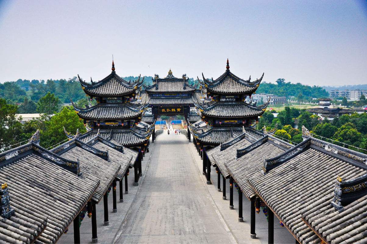 成都的一些古镇里都有哪些美食小吃？3