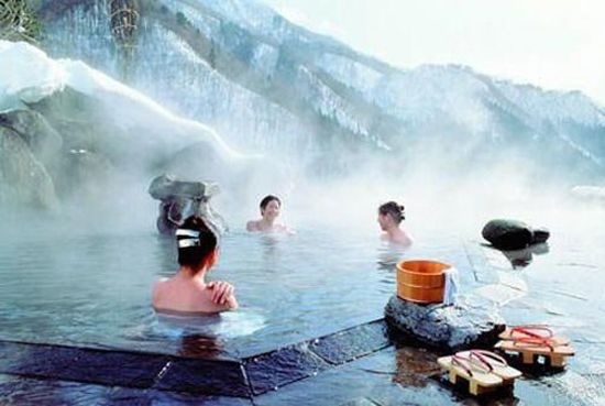 冬季泡温泉需要穿些什么?1