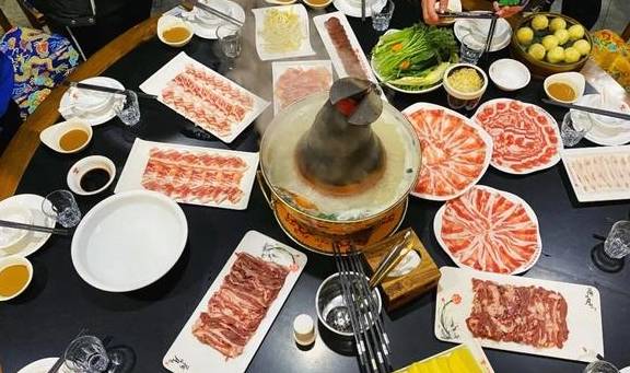 原创 这家乌拉满族火锅不正宗？作为游客，这是吉林旅行最享受的一餐9