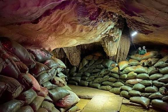 原创 广西大山发现一条密道,深不可测直通地球心脏,有梯田河流和瀑布7