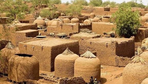 原创 非洲人吃不饱饭也不开荒?当地人:看看菜市场和土地1