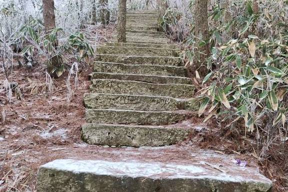 原创 大别山天堂寨的艰辛之旅,山顶发现了雷达部队的住房,不虚此行2