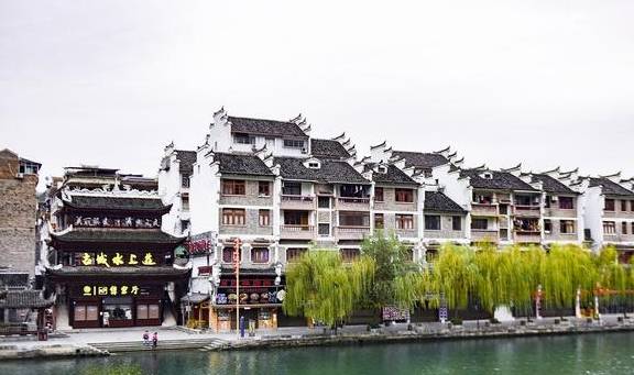 原创 贵州镇远古城有3家富户,2户当官1户经商,经商的家里堆满宝贝2