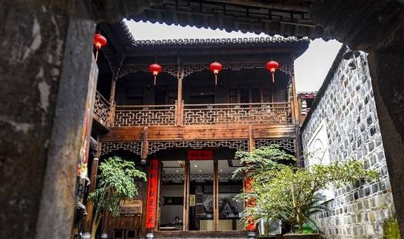 原创 贵州镇远古城有3家富户,2户当官1户经商,经商的家里堆满宝贝6